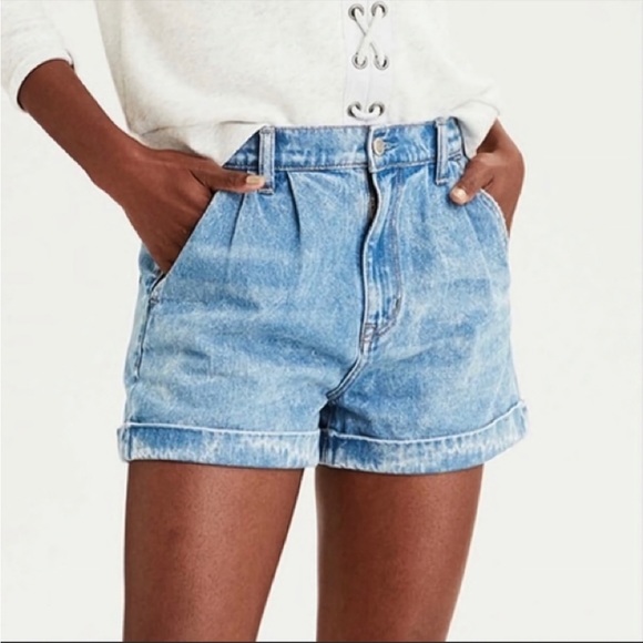 American Eagle Outfitters Pants - American Eagle Mom Short Light Wash with Pleats, size 2